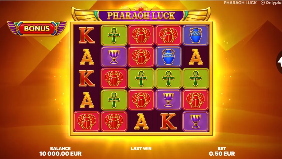 หน้าจอเกมสล็อต Pharaoh Luck ที่มีพีระมิดและสัญลักษณ์อียิปต์โบราณ